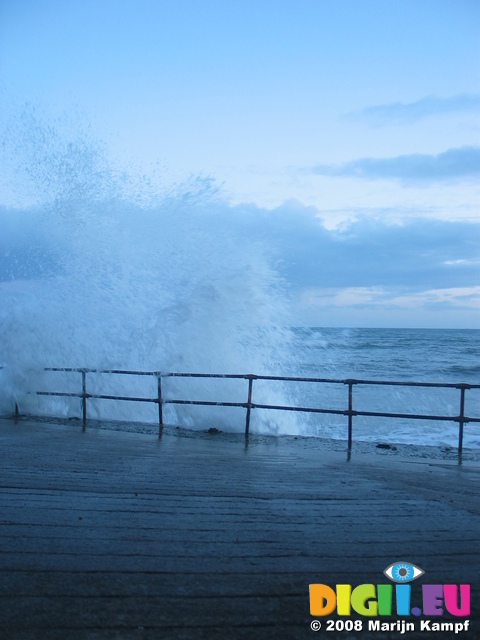 25603 Waves at quay